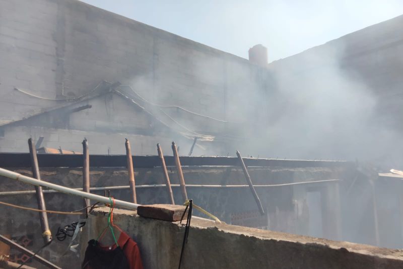 Kebakaran rumah tinggal di Jl. Rawa Melati, RT.004,RW.001, Tegal Alur, Kalideres, Jakarta Barat, Kamis (14/12/2023) sekitar pukul 14.30 WIB. ANTARA/HO-Sudin Gulkarmat Jakbar - Image