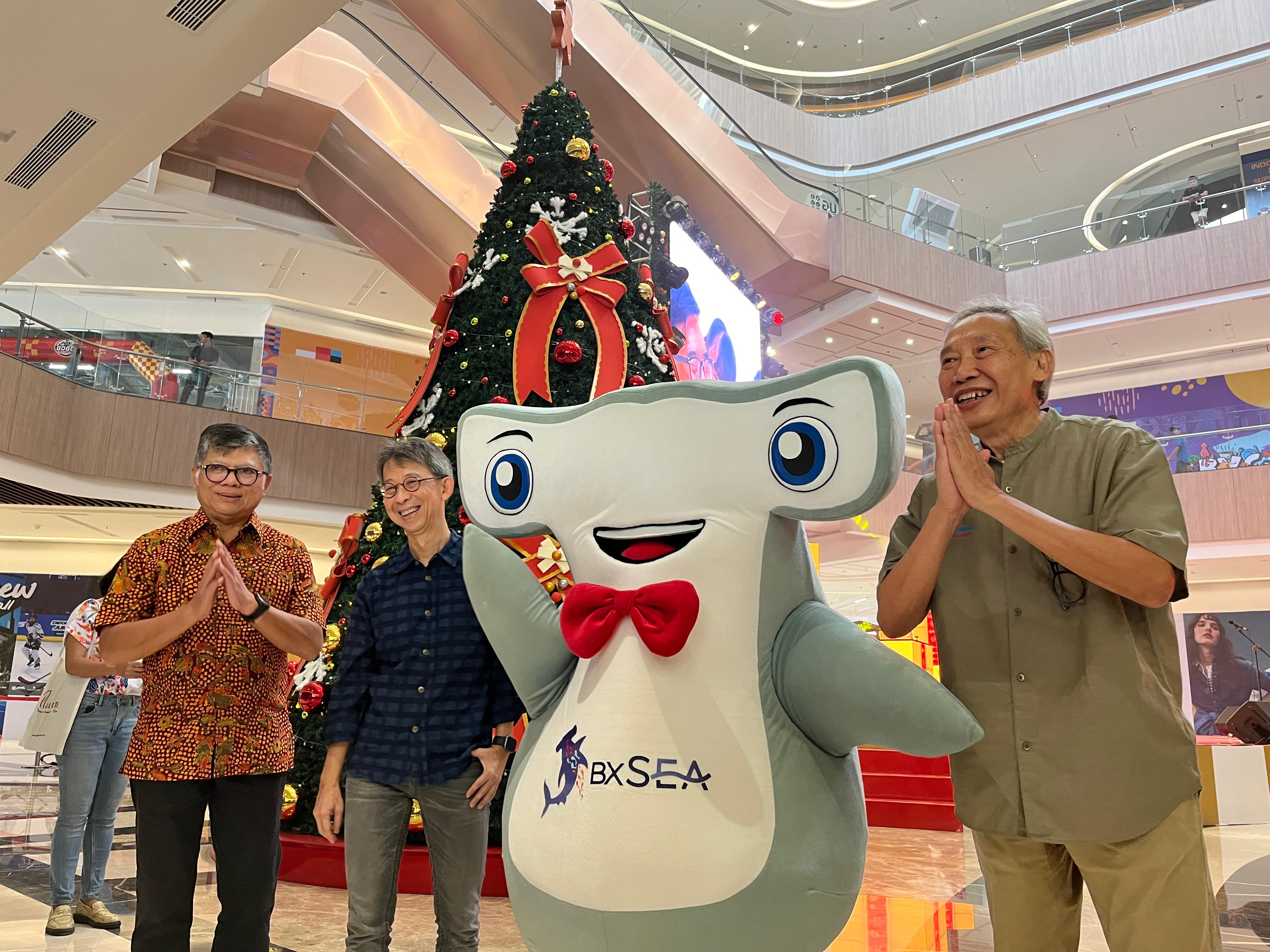 Wakil Direktur Utama PT Jaya Real Property Henky Wijaya (paling kanan) saat meresmikan Bintaro Jaya Xchange Mall Tahap 2. - Image
