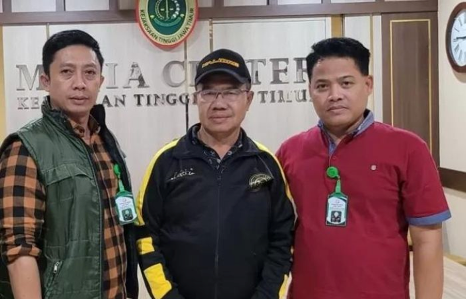 Tersangka AW (tengah) ditahan di Kejati Jatim karena tersangkut kasus dugaan kecurangan tes CPNS Kejaksaan RI. (Radar Surabaya) - Image