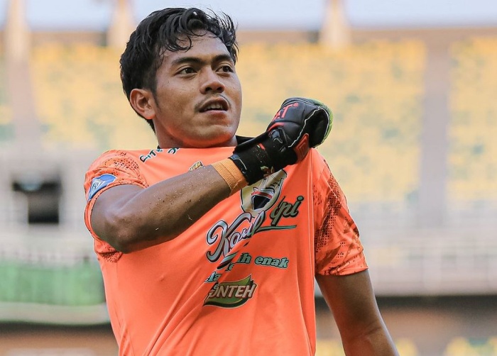 Andhika Ramadhani berpeluang kembali di bawah mistar gawang Persebaya Surabaya ketika menghadapi Persikabo 1973 di pekan ke-23 Liga 1. (Instagram Andhika Ramadhani) - Image