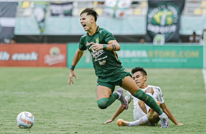 Bruno Moreira ketika dijegal pemain Persija Jakarta. Bruno harus absen ketika bertandang ke Stadion Wibawa Mukti menghadapi Persikabo 1973 pekan ke-23 Liga 1. (Instagram/@persebayaofficial) - Image