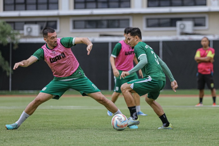 Dusan Stevanovic sudah bergabung menjalani latihan bersama Reva Adi dan kawan-kawan seusai pulih dari cedera. (persebaya.id) - Image