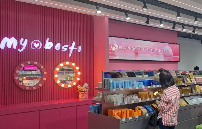 Keberadaan beauty advisor tentu sangat penting untuk memberikan penjelasan tentang produk skin care mana yang cocok untuk masalah kulit. (Nurul Adriyana/JawaPos.com) - Image