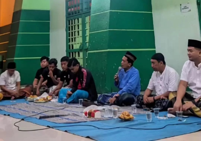 Suasana keluarga Deltras Sidoarjo saat doa dan istighotsah bersama. (M Saiful Rohman/Radar Sidoarjo) - Image
