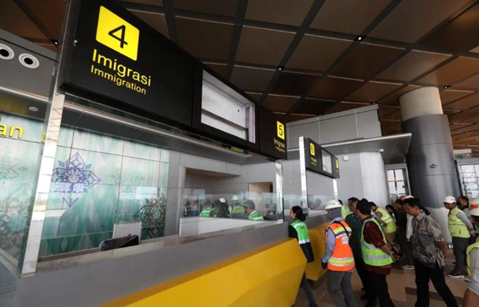 Konter imigrasi sudah disiapkan di area terminal kedatangan penumpang Bandara Dhoho. (Radar Kediri) - Image