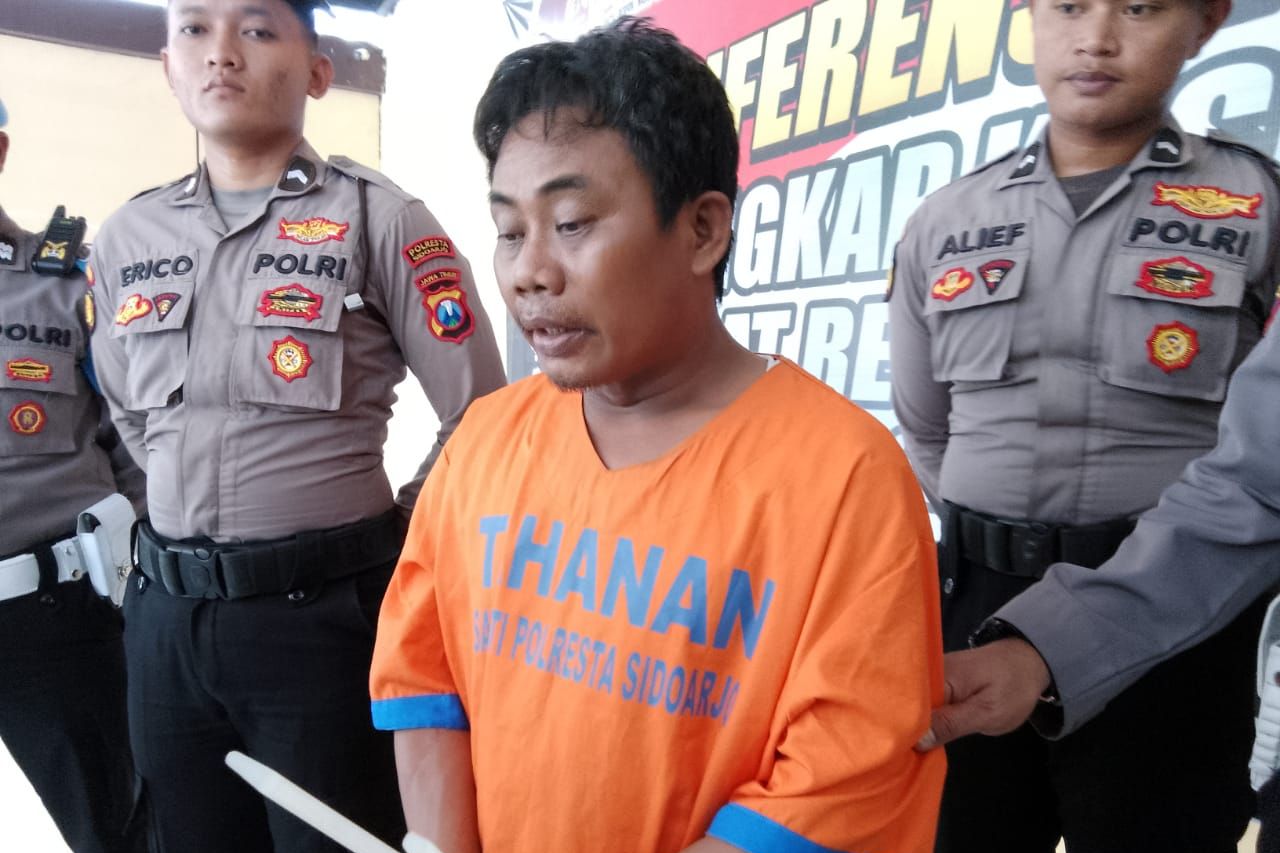 Pelaku Riyadi saat dirilis di Mako Polresta Sidoarjo, Kamis (14/12). (RADAR SIDOARJO/DIKY PUTRA SANSIRI) - Image