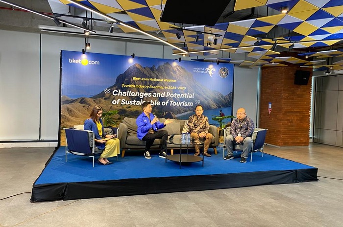 Co-Foundrr and Chief Marketing Officer ticket.com Gaery Undarsa, Peneliti BRIN Addin Maulana, dan Direktur Eksekutif Indef Tauhid Ahmad dalam outlook pariwisata 2024 di Wisma Barito Pacific II, Rabu. - Image