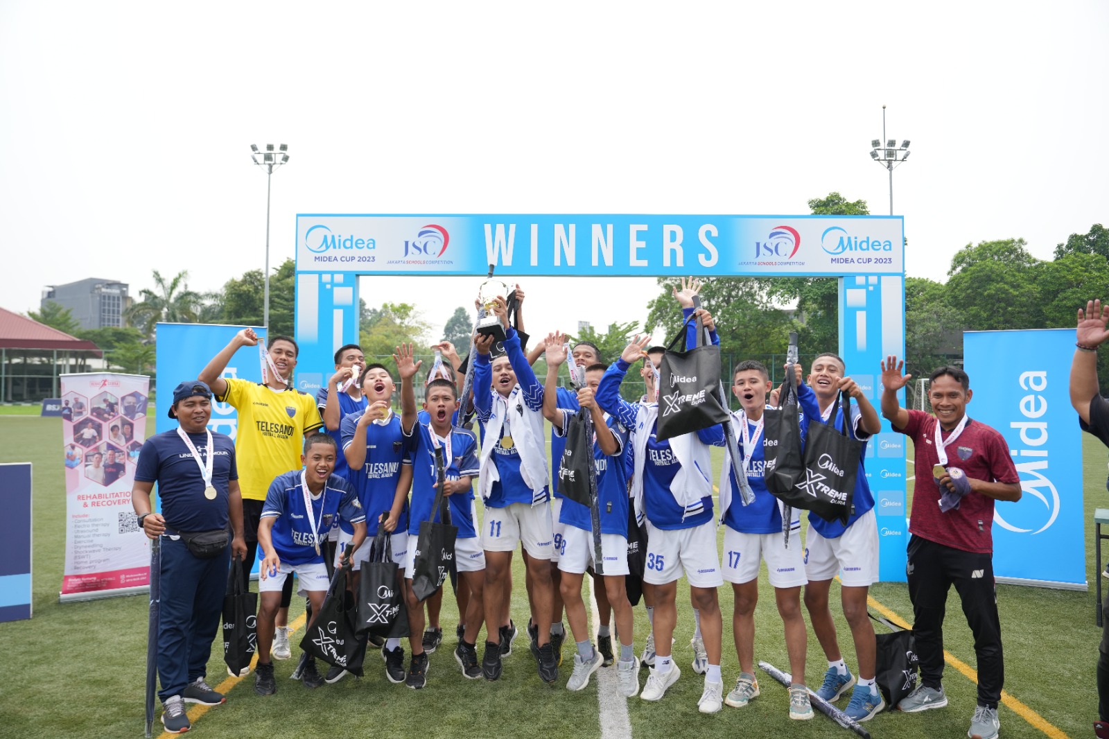 Mendukung tumbuhnya atlet-atlet sepak bola berbakat tanah air, Midea Indonesia bekerja sama dengan JSC (Jakarta School Competition) menyelenggarakan Midea Cup 2023. - Image