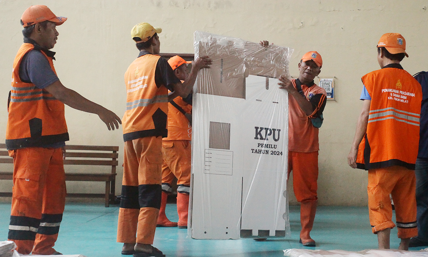 Direktur Utama BSI Hery Gunardi (kiri kedua) saat pendatangan prasasti peresmian renovasi disaksikan