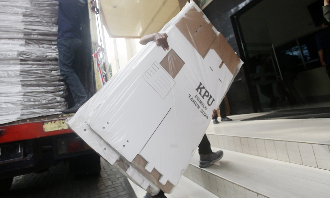 Direktur Utama BSI Hery Gunardi (kiri kedua) saat pendatangan prasasti peresmian renovasi disaksikan