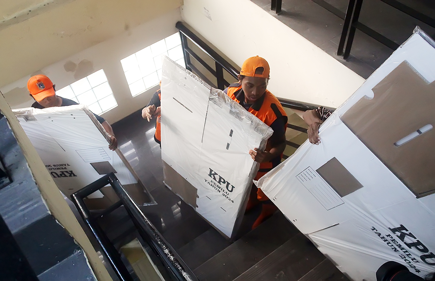 Direktur Utama BSI Hery Gunardi (kiri kedua) saat pendatangan prasasti peresmian renovasi disaksikan