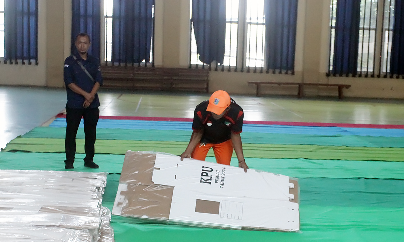 Direktur Utama BSI Hery Gunardi (kiri kedua) saat pendatangan prasasti peresmian renovasi disaksikan