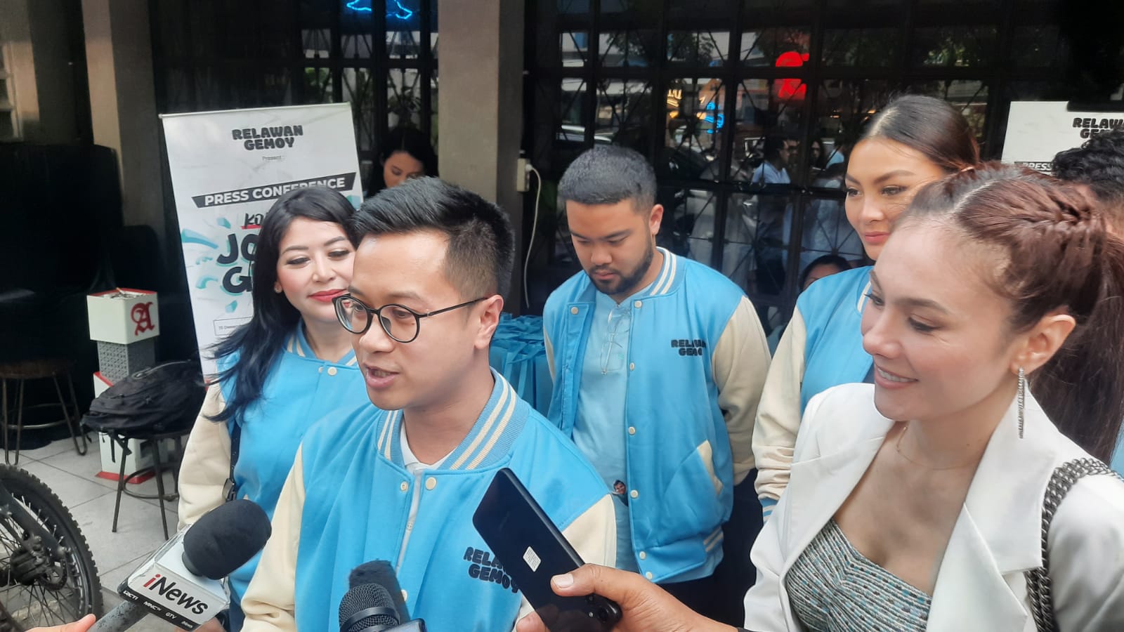 Dewan Pembina Relawan Gemoy, Sona Maesana didampingi Wulan Guritno selaku dewan juri. (Istimewa) - Image