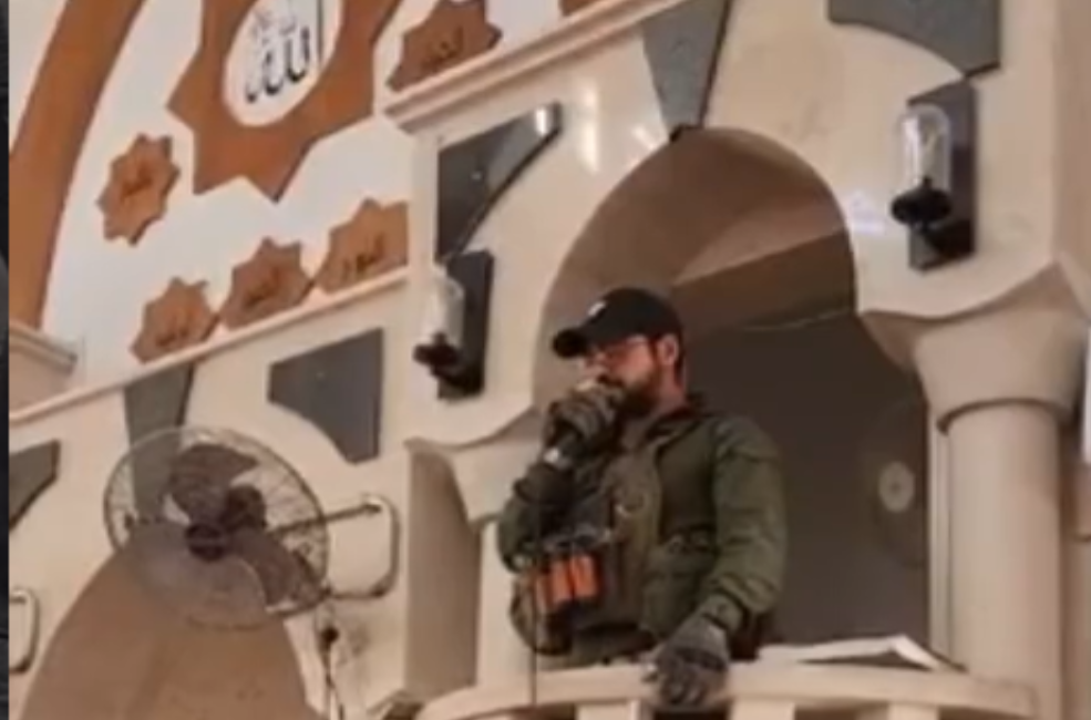 Tentara Israel menyanyikan lagu dan doa yahudi di dalam Masjid (Sumber: Aljazeera) - Image