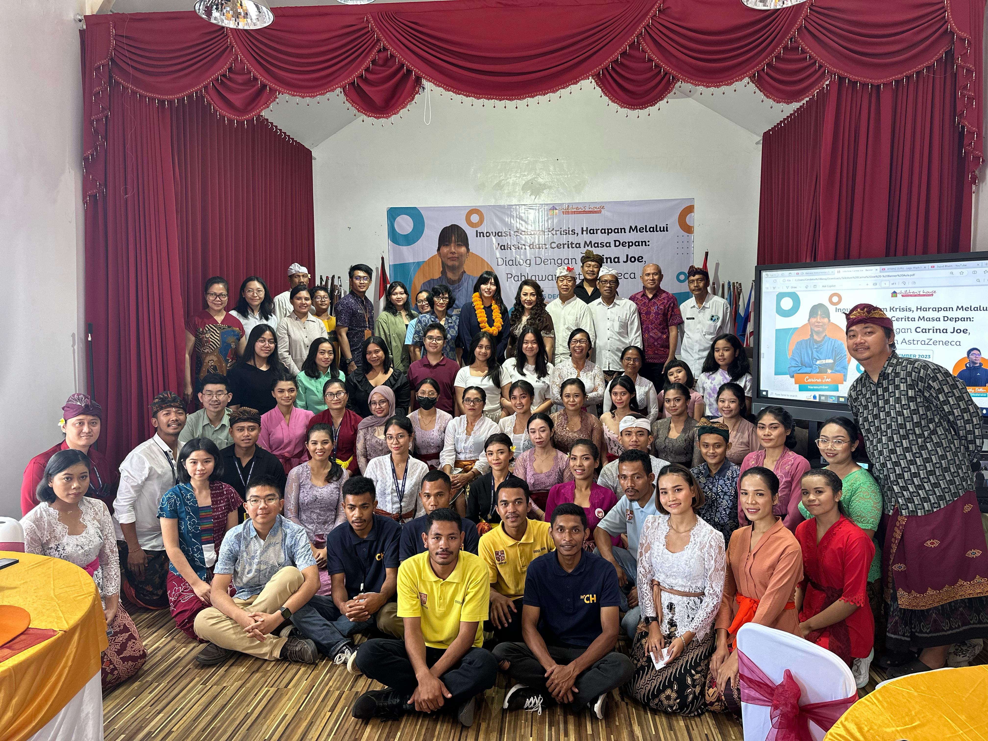 Inovator vaksin Covid-19 Carina Citra Dewi Joe (belakang kalung bunga) bersama anak-anak Sekolah Cendekia Harapan (16/12). - Image