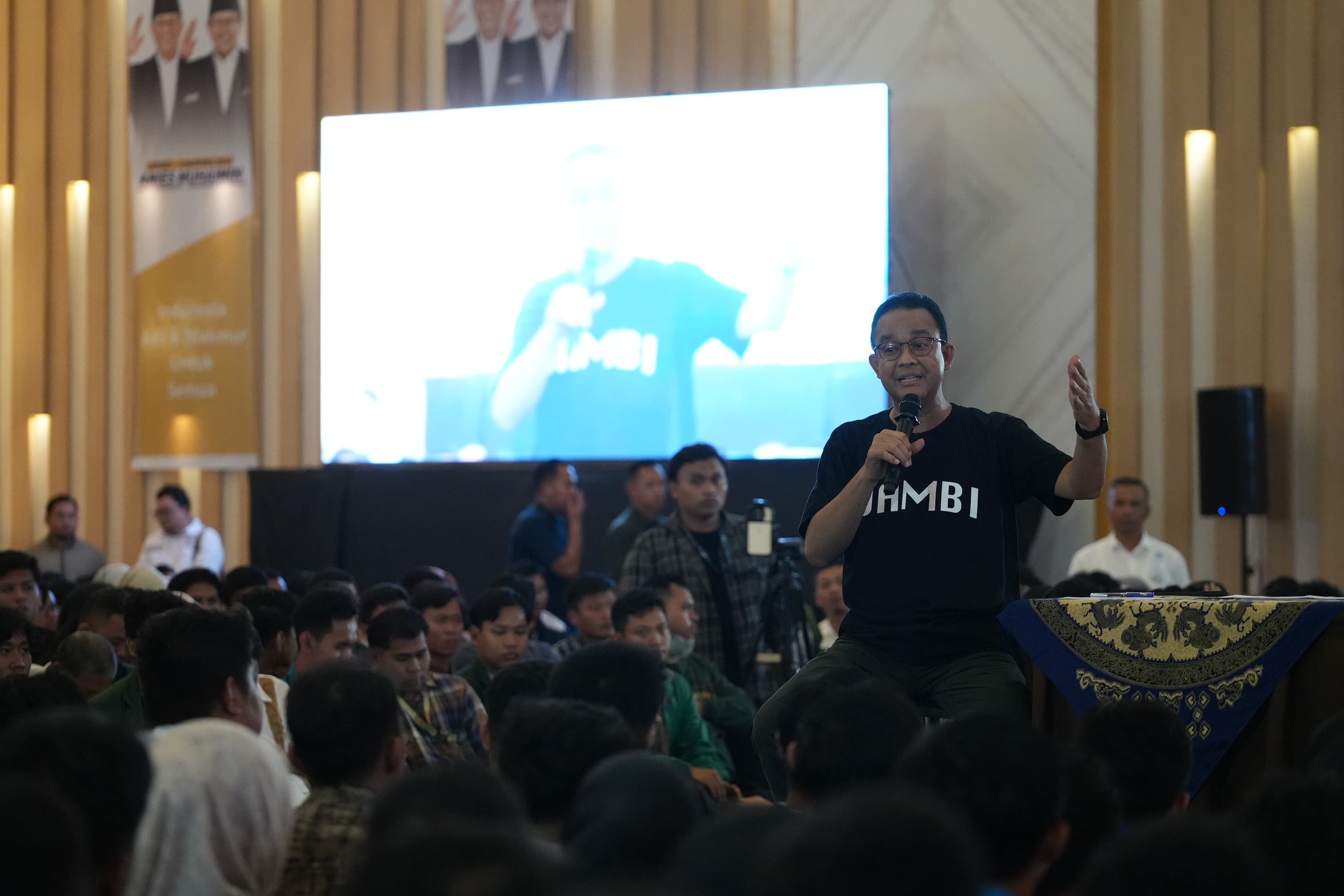 Calon Presiden nomor urut 1 Anies Baswedan saat mengikuti acara “Tanyo Bang Anies” bersama pemuda dan mahasiswa dari berbagai kampus di Jambi. - Image
