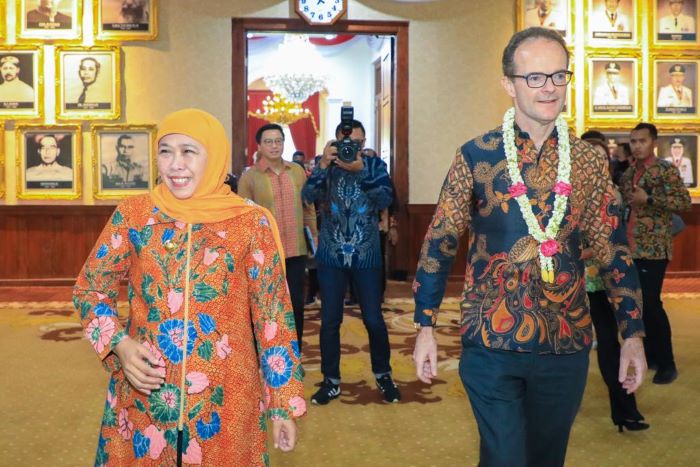Gubernur Jawa Timur Khofifah Indar Parawansa terima kunjungan Duta Besar Inggris untuk Indonesia dan Timor-Leste HE. Dominic Jermey. - Image