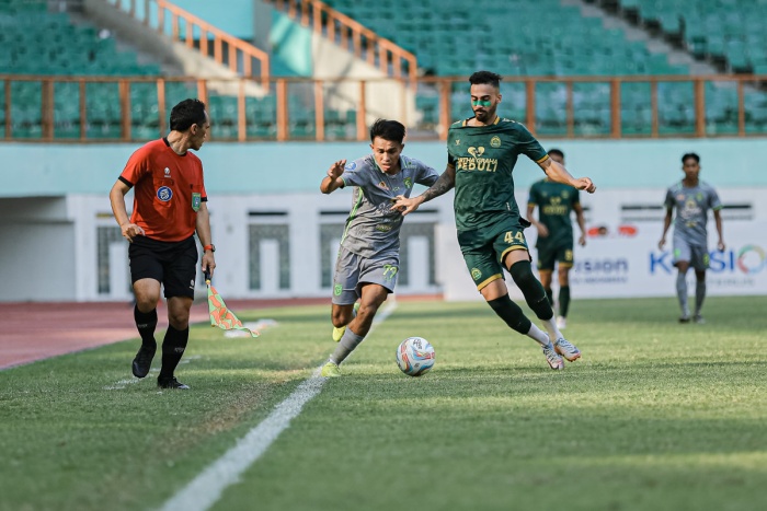 Kasim Botan (dua kiri) berusaha melewati penjagaan pemain Persikabo 1973, Eduardo De Saousa, dalam lanjutan Liga 1 di Stadion Wibawa Mukti, Minggu (17/12) sore. (Persebaya.id) - Image