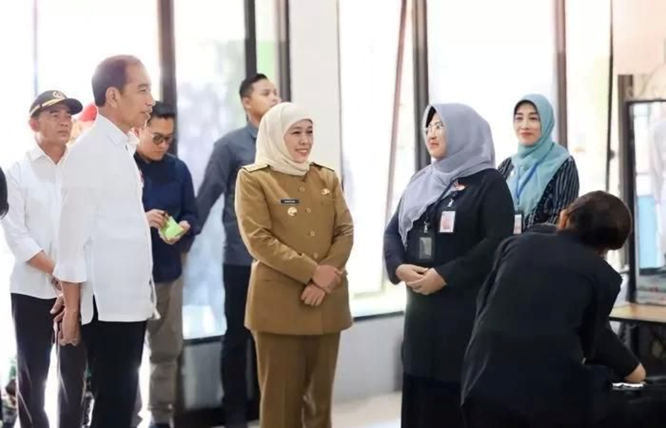 Presiden Jokowi didampingi Gubernur Khofifah meninjau SMKN 3 Malang. Sumber foto: (Radar Surabaya) - Image