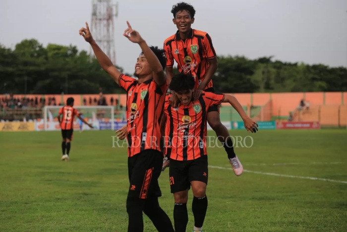 Bayu Nugroho merayakan golnya ke gawang Madiun Putra FC, Jumat (15/12). Bayu diprediksi bakal kembali bermain ketika menghadapi Persatu Tuban sore ini. (Yuan Edo/Radar Bojonegoro) - Image