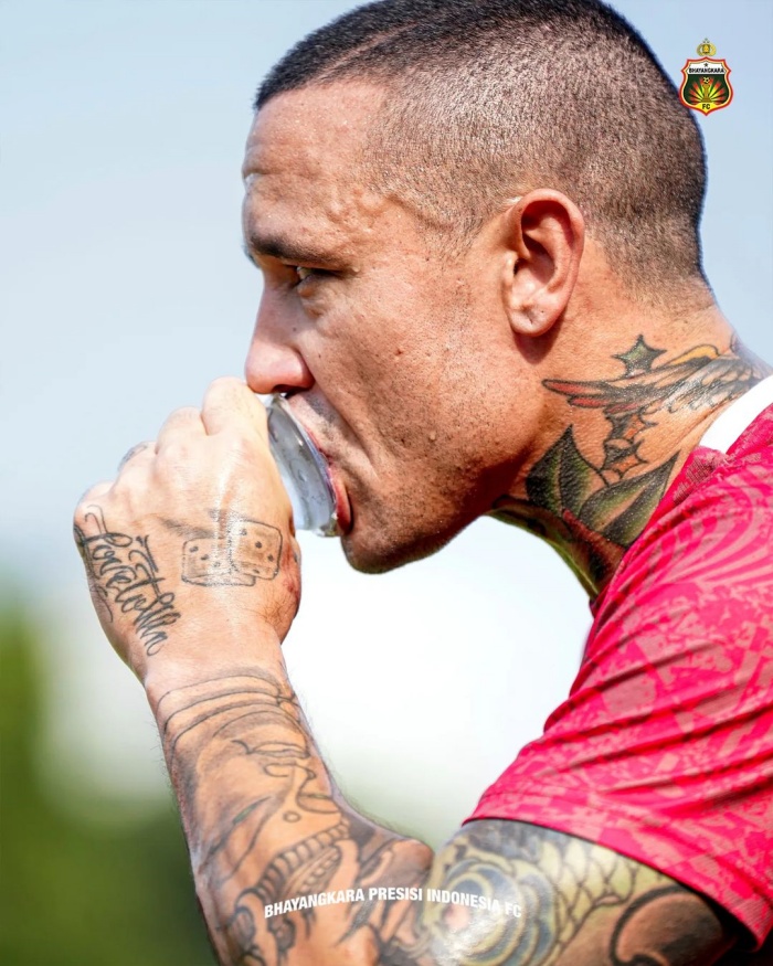 Menanti diturunkannya Radja Nainggolan untuk membela Bhayangkara FC dan membawanya keluar dari zona degradasi. (Instagram Bhayangkara FC) - Image