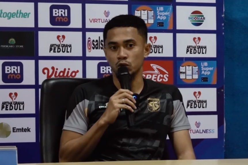 Reva Adi Utama dalam konferensi pers jelang laga Persikabo 1973 vs Persebaya Surabaya. (Official Persebaya) - Image