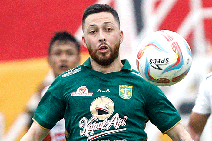 TEBAR ANCAMAN: Gelandang Persebaya Robson Duarte mengemban tugas berat untuk segera mengangkat performa tim dari tren negatif. - Image