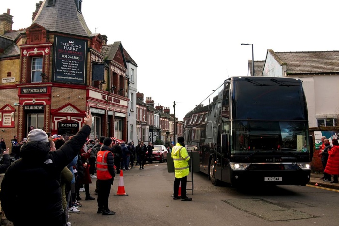 Bus dari skuad Manchester United tengah berjalan menuju Anfield pada Minggu (17/12). (Sumber: Sky News) - Image