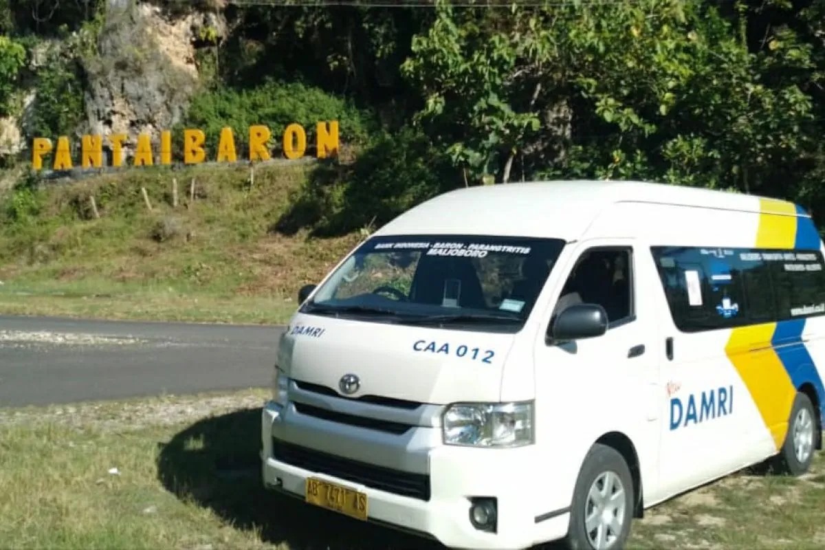 Armada Damri terparkir di kawasan pariwisata Pantai Baron, Kabupaten Gunungkidul, DIY. (Antara). - Image