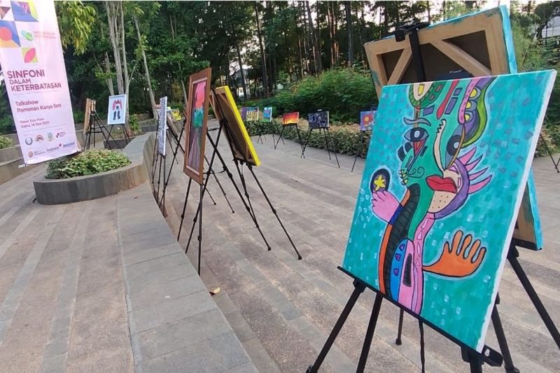 Sejumlah karya lukis buah tangan anak-anak berkebutuhan khusus dipamerkan dalam pameran karya seni bertajuk "Sinfoni Dalam Keterbatasan" di Tebet Eco Park, Jakarta Selatan, Sabtu (16/12/2023) (ANTARA) - Image