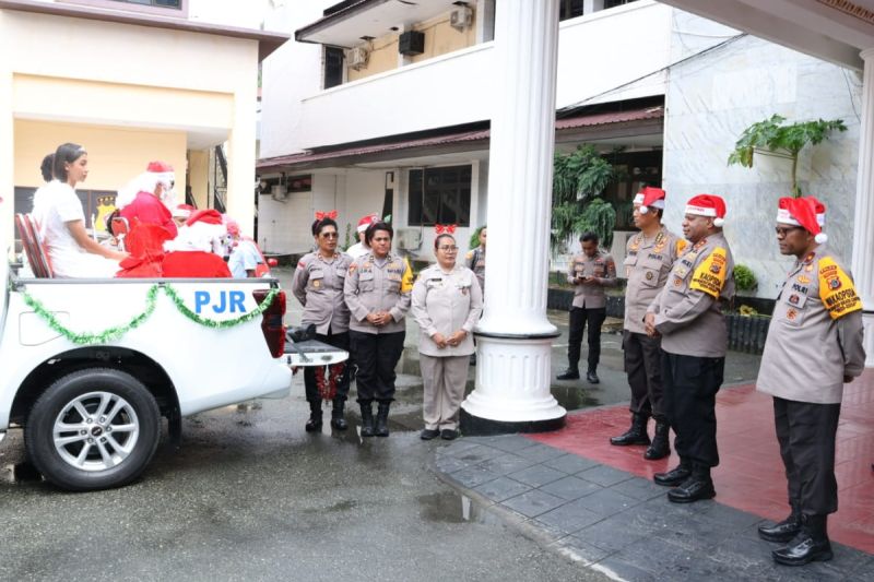 Kapolda Papua Irjen Pol Mathius Fakhiri saat melepas tim Santa Claus yang akan membagikan 1.000 paket Natal di wilayah Kabupaten Jayapura. - Image