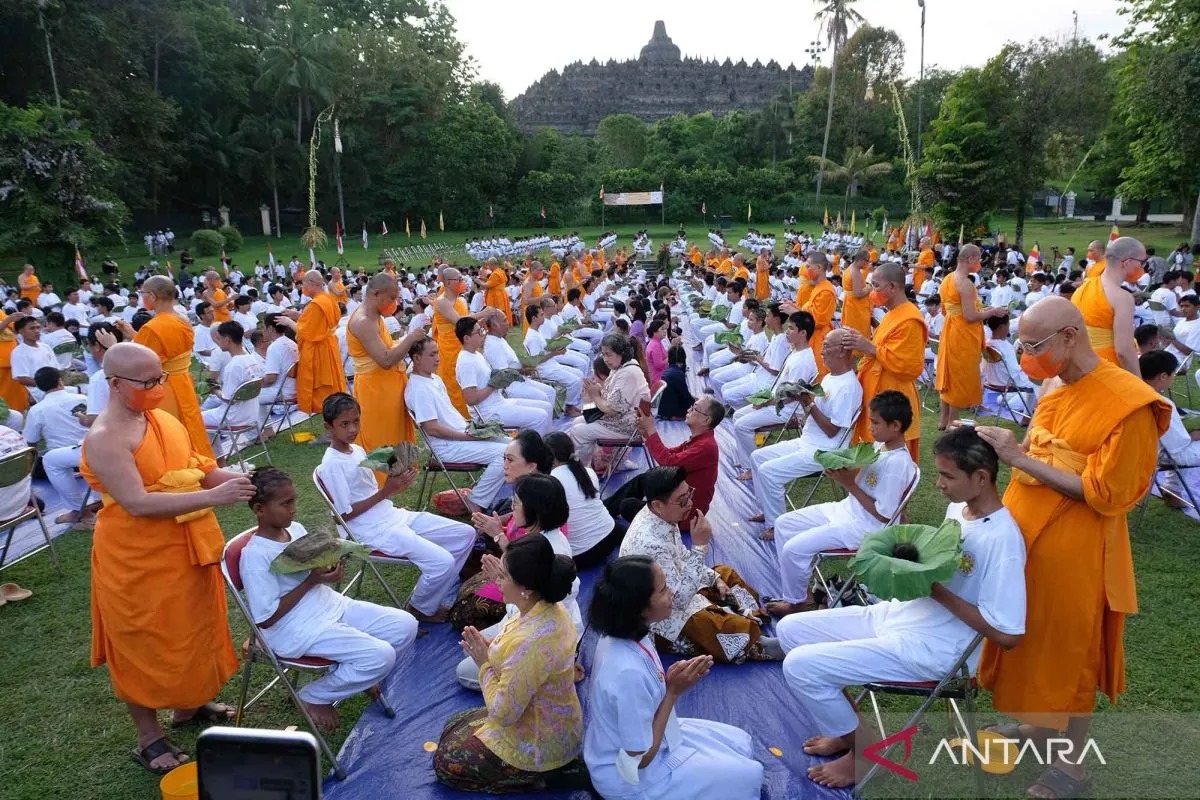 Bikkhu mencukur calon bhikkhu atau samanera saat ritual potong rambut dalam rangkaian Pabbajja Samanera Sementara 2023 di Kompleks Candi Borobudur, Minggu (17/12). (Antara) - Image
