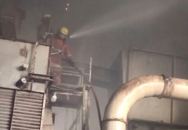 Petugas DPKP Surabaya melakukan pembasahan di ruang loker karyawan Pergudangan Margomulyo Permai III/14, Tandes, Surabaya, Senin (18/12). - Image