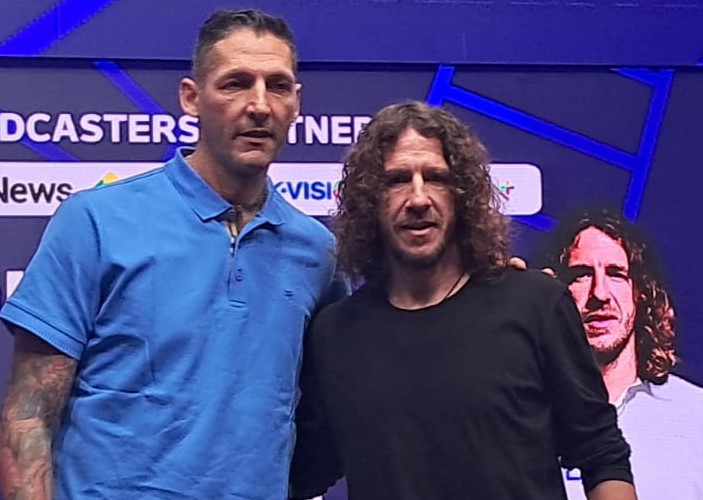 Legenda sepak bola dunia Marco Materazzi dan Carles Puyol (kanan). - Image