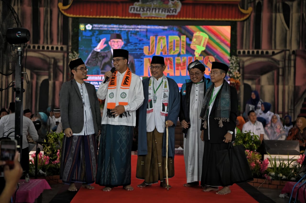 Capres nomor urut 1 Anies Baswedan bersilaturahmi bersama para santri dan kyai di Pondok Pesantren Ar Risalah Lubuklinggau, Sumatra Se;atan, Senin (18/12/2023). - Image