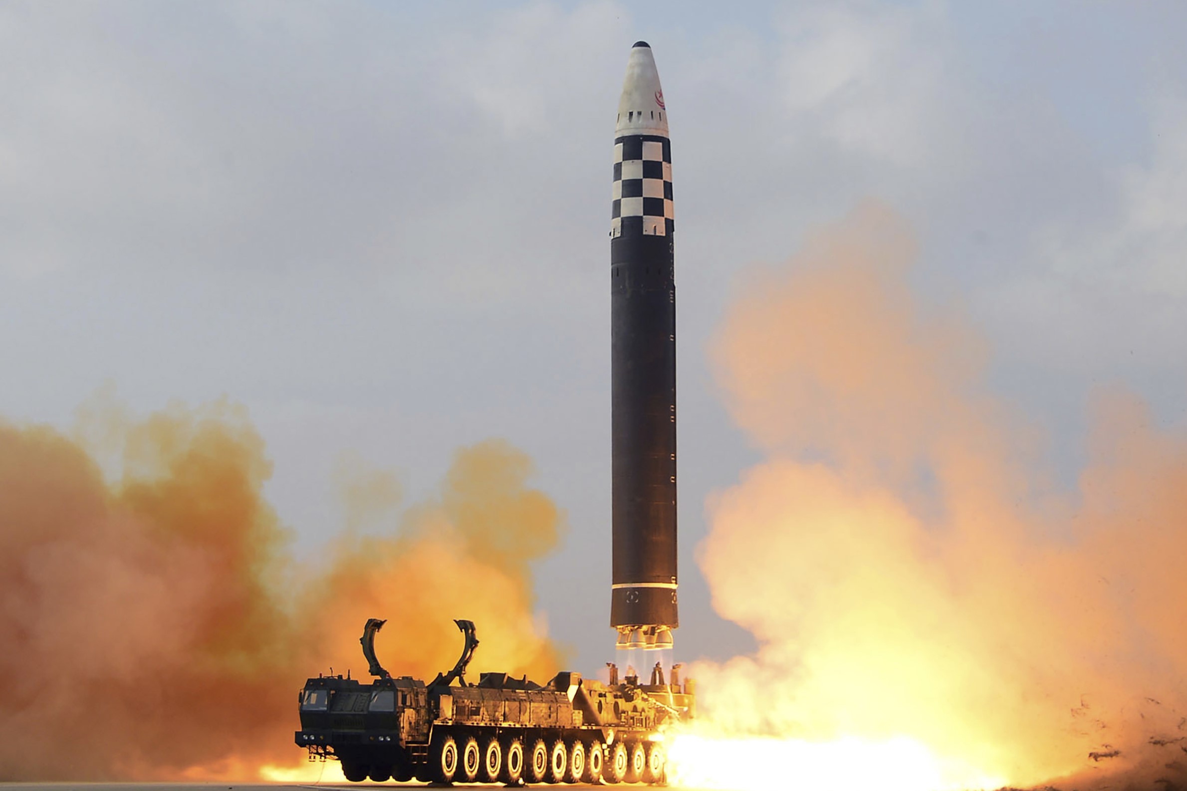 Korea Utara tembakkan dua rudal balistik merespon kerja sama Korea Selatan dan AS. (KCNA/AP) - Image