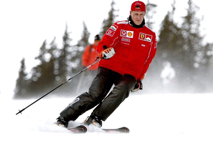 Michael Schumacher ketika melakukan aktivitas olahraganya, Ski Es di Pegunungan Alpen, Swiss. (The Sun) - Image