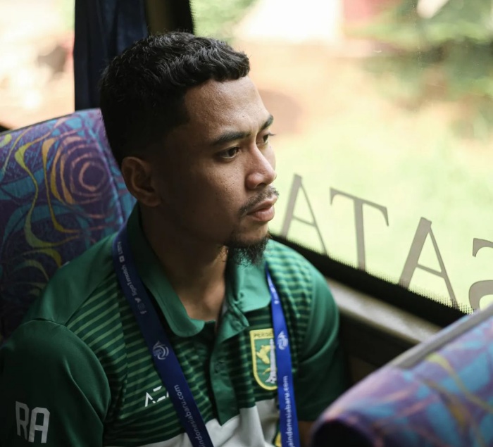 Reva Adi Utama gagal tampil maksimal ketika menghadapi Persikabo 1973 dan harus digantikan oleh Mikael Tata. Persebaya pun harus puas membawa pulang satu poin dari laga itu. (Instagram Persebaya) - Image