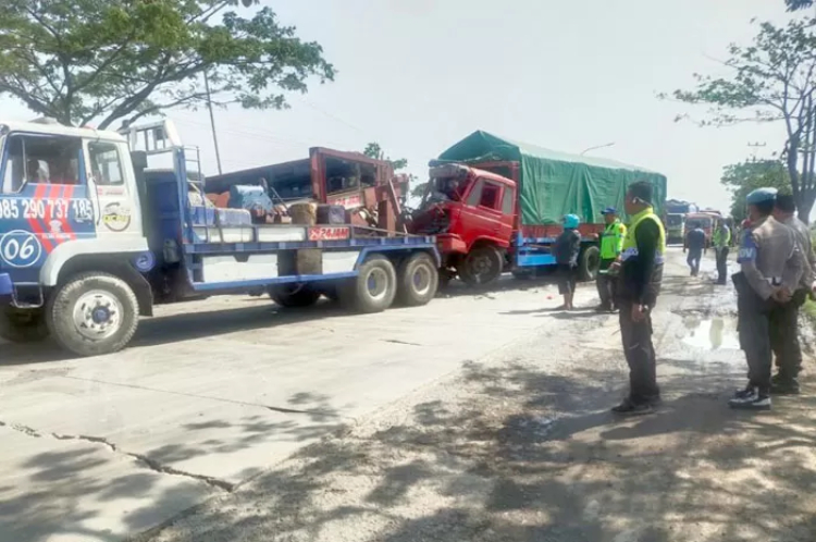 Truk tronton yang terlibat adu banteng dengan bus Sinar Mandiri di Jalur Pantura Rembang dievakuasi petugas. (Radar Kudus/ JPG) - Image