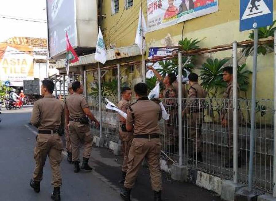 Satuan Polisi Pamong Praja Kabupaten Buleleng bersama Satpol PP Kecamatan Buleleng secara bersama-sama melaksanakan penertiban Alat Peraga Kampanye (APK) di seputaran wilayah Kecamatan Buleleng./ - Image