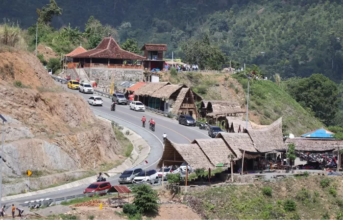 Penampakan ruas jalan Jalur Lintas Selatan Tulungagung dipenuhi bangunan semi permanen salah satunya warung makan. (YOGA DANY DAMARA/RADAR TULUNGAGUNG) - Image