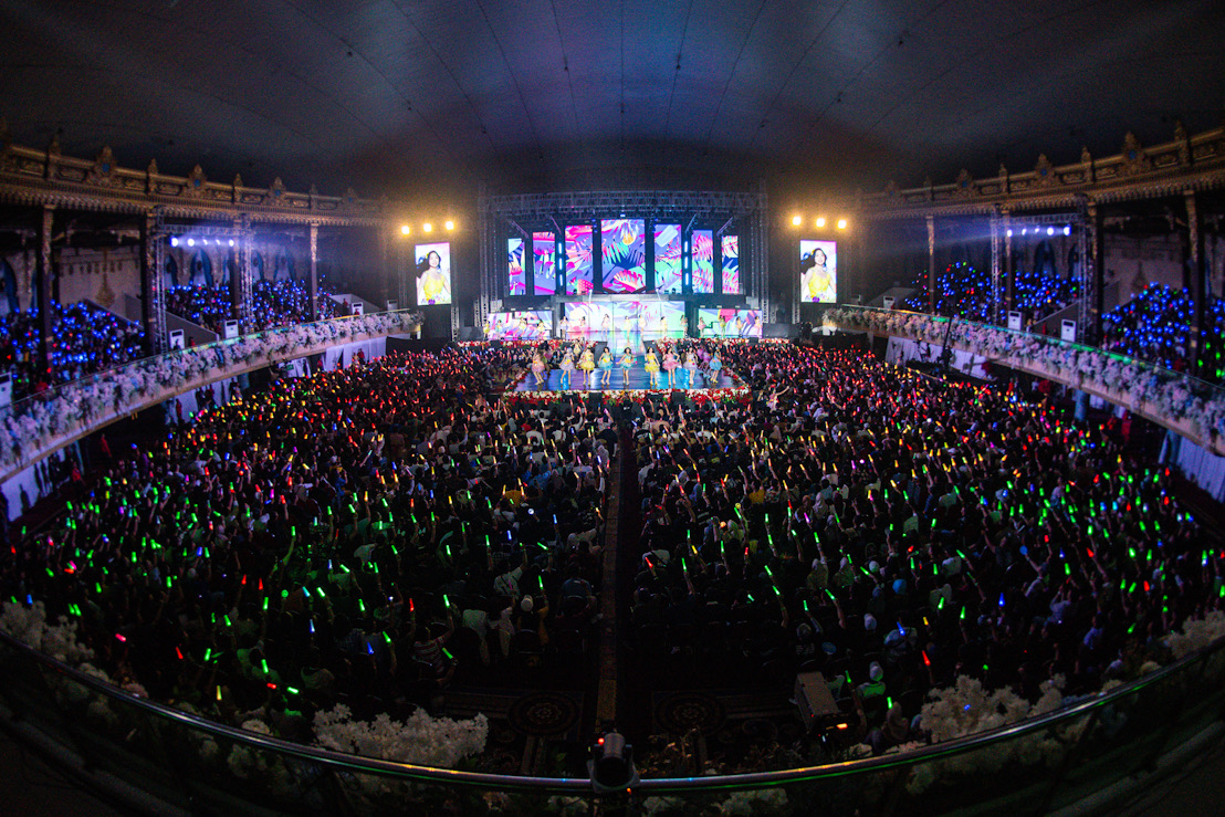 Fans mengangkat lightstick saat menonton konser Flowe12ful untuk merayakan ulang tahun ke-12 JKT48.