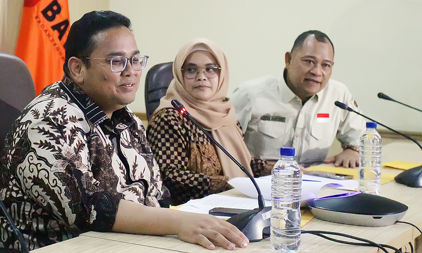Dari kiri, Ketua Bawaslu Rahmat Bagja bersama anggota Bawaslu saat konferensi pers di Bawaslu RI, Jakarta, Selasa (19/12/2023). - Image
