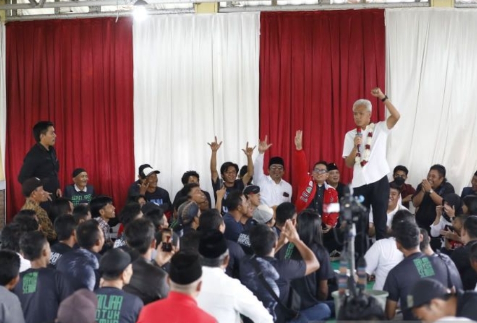 Capres nomor urut 3 Ganjar Pranowo di Rest Area Bumdes, Desa Beran, Kecamatan Kepil, Kabupaten Wonosobo, Jawa Tengah, Senin (18/12/2023) - Image
