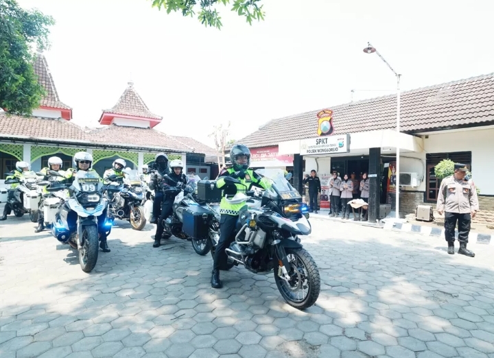 Kapolda Jatim Irjen Pol Imam Sugianto saat cek jalur Surabaya-Banyuwangi. /Radar Surabaya/Istimewa - Image