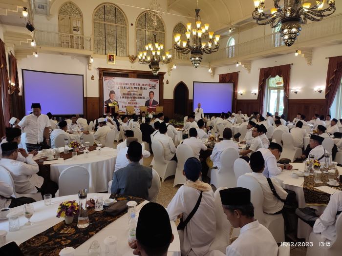 Komunitas Poro Kiai (Kopi) dan komunitas Rejo Semut Ireng deklarasi dukung pasangan capres-cawapres Prabowo-Gibran. - Image