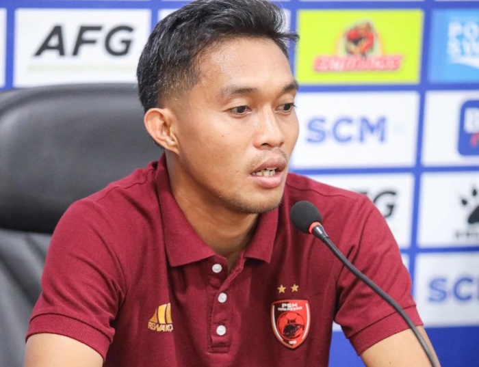 Pemain PSM Makassar, Akbar Tanjung, menjelaskan kekecewaannya terhadap keputusan kontroversial wasit dalam laga menghadapi Persik Kediri, Senin (18/12). (Instagram Official PSM Makassar) - Image