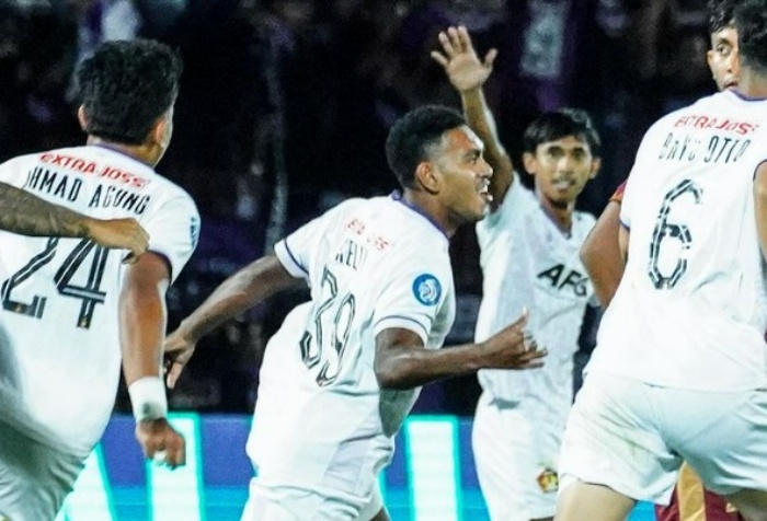 Gol Jeam Kelly Sroyer (tengah) menggagalkan kemenangan PSM Makassar. (Instagram Persik Kediri) - Image