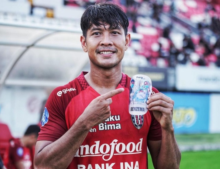 Jajang Mulyana, pemain Bali United yang mendapatkan kartu merah ketika menghadapi Persib Bandung, Senin (18/12). (Instagram @j.mulyana10) - Image