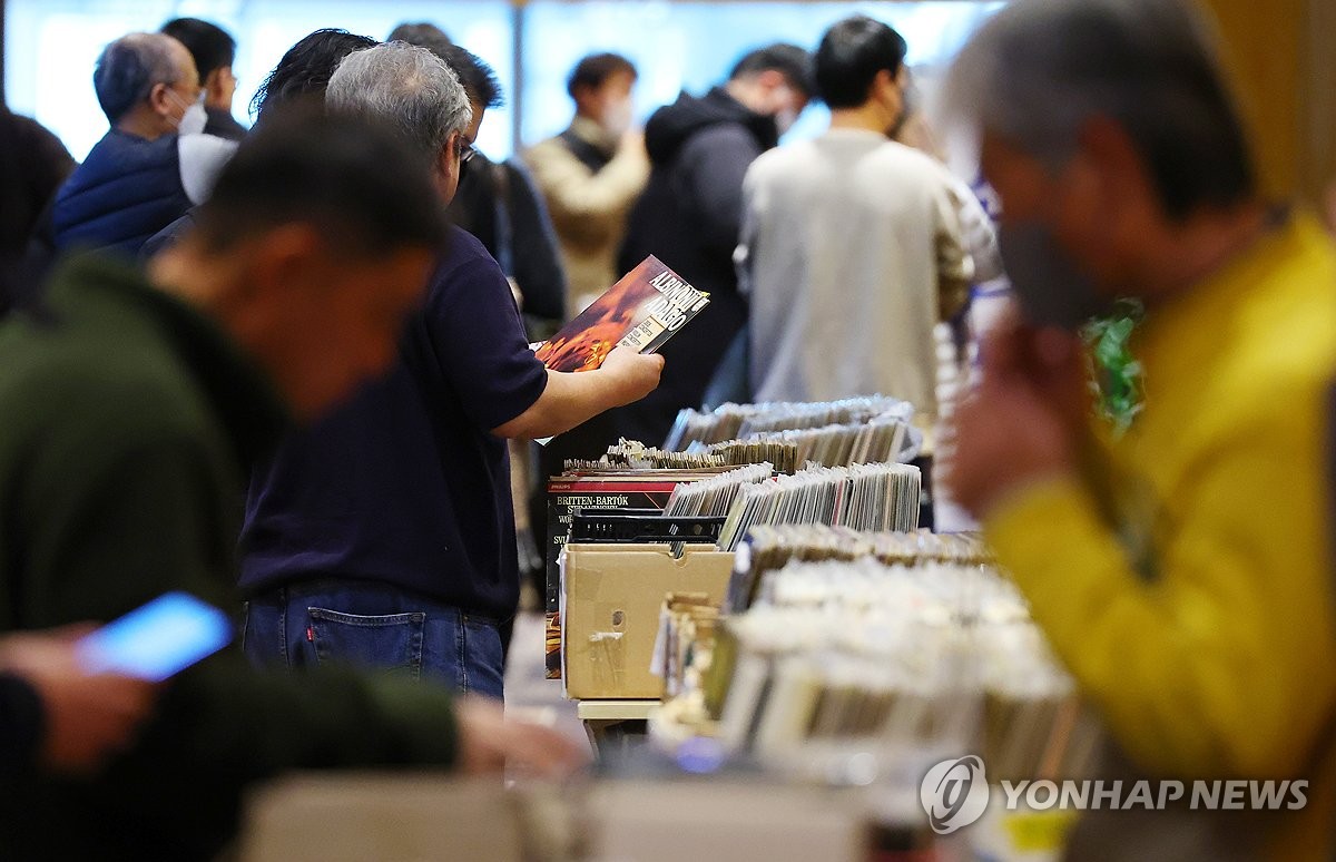 Pengunjung melihat rekaman LP selama pameran audio yang diadakan di pusat konvensi COEX di Seoul selatan pada 3 Desember 2023. (FOTO TIDAK DIJUAL) (Yonhap) - Image